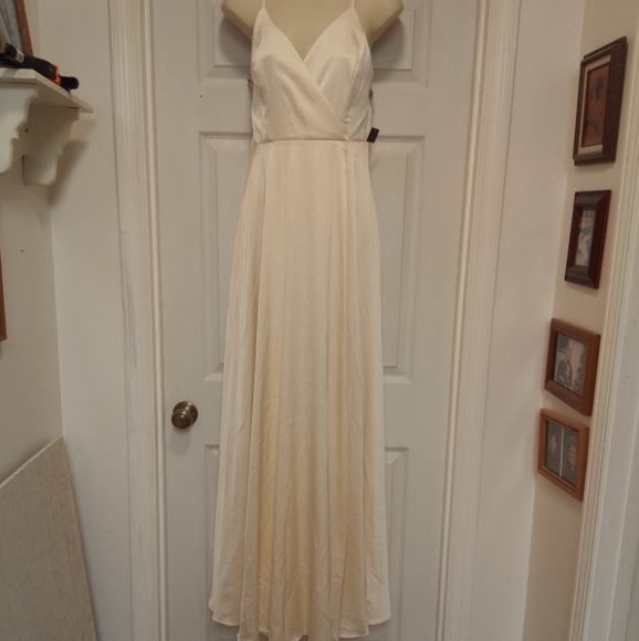 🆕 Lulu's👗Cream color🌹soft satin feel🦋mock wrap - Picture 3 of 8